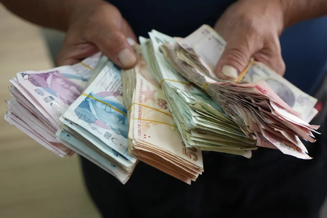 Parkta dilenen yaşlı kadının üzerinden deste deste para çıktı! Ekipler bile şoke oldu