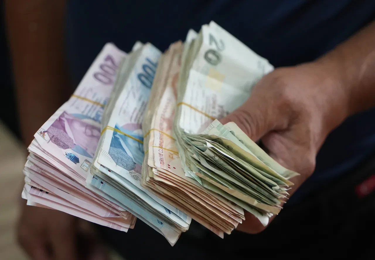 Parkta dilenen yaşlı kadının üzerinden deste deste para çıktı! Ekipler bile şoke oldu
