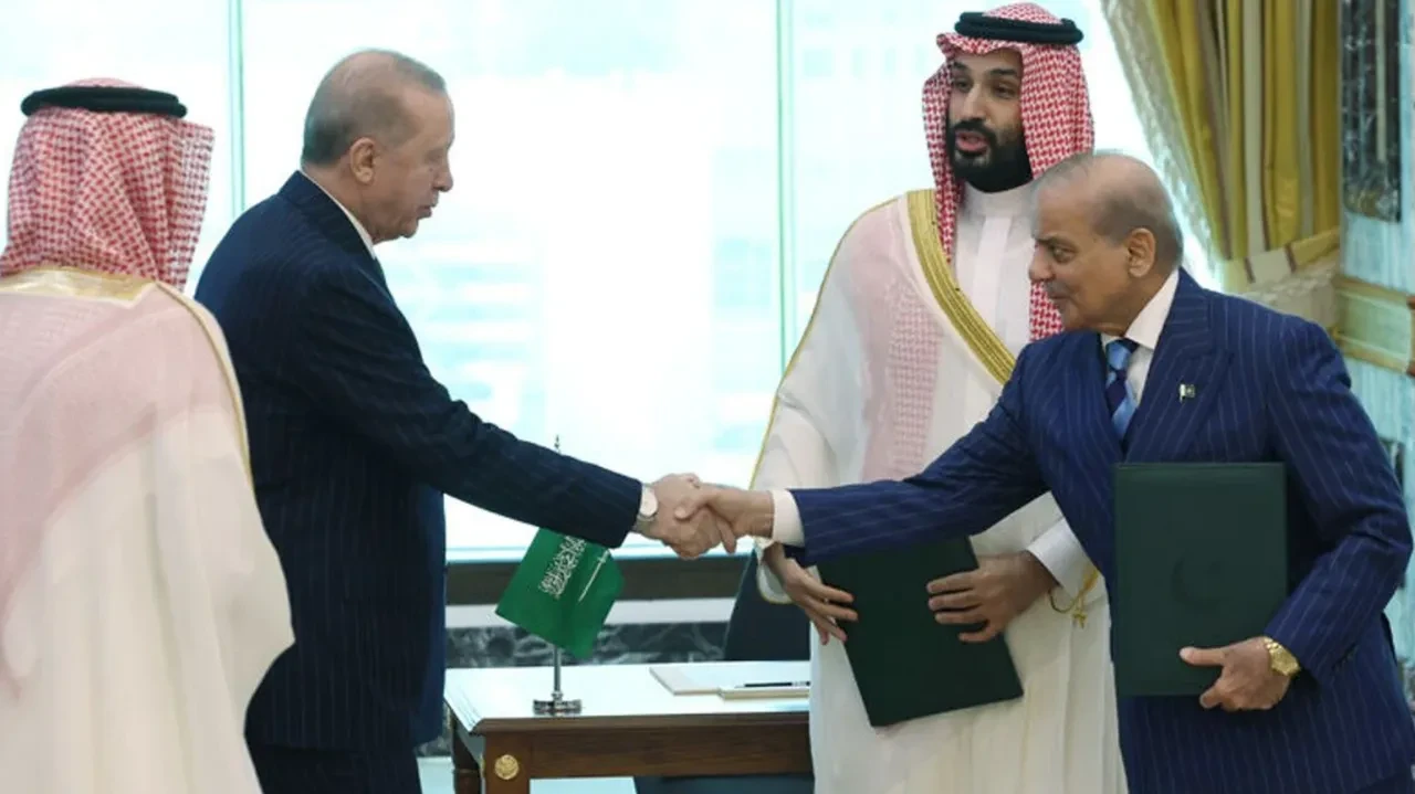 Şahbaz Şerif'ten Mekke Savunma Anlaşması açıklaması: "Tamamen savunma odaklı"