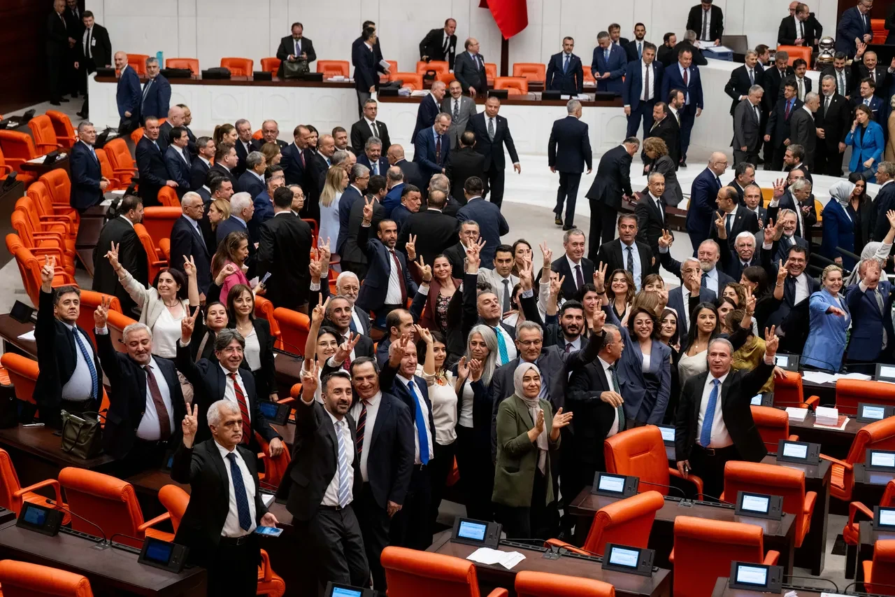 Terörsüz Türkiye yasası TBMM'den geçti: Siyasilerden ilk yorumlar