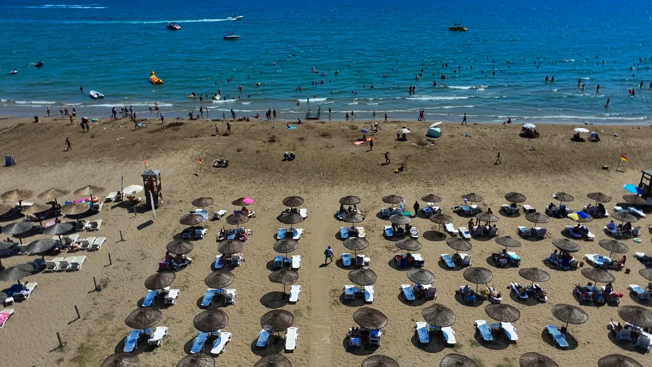 Ücretsiz halk plajlarına rekor ilgi! 3 milyona yakın ziyaretçi plajlara akın etti