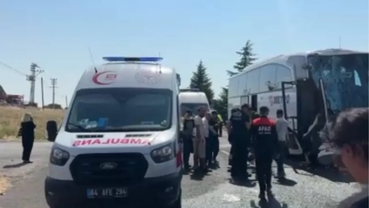 Uşak'ta feci kaza! Yolcu otobüsü kamyona çarptı: Çok sayıda yaralı var