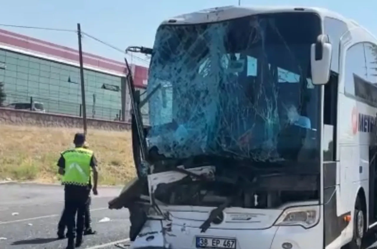 Uşak'ta feci kaza! Yolcu otobüsü kamyona çarptı: Çok sayıda yaralı var