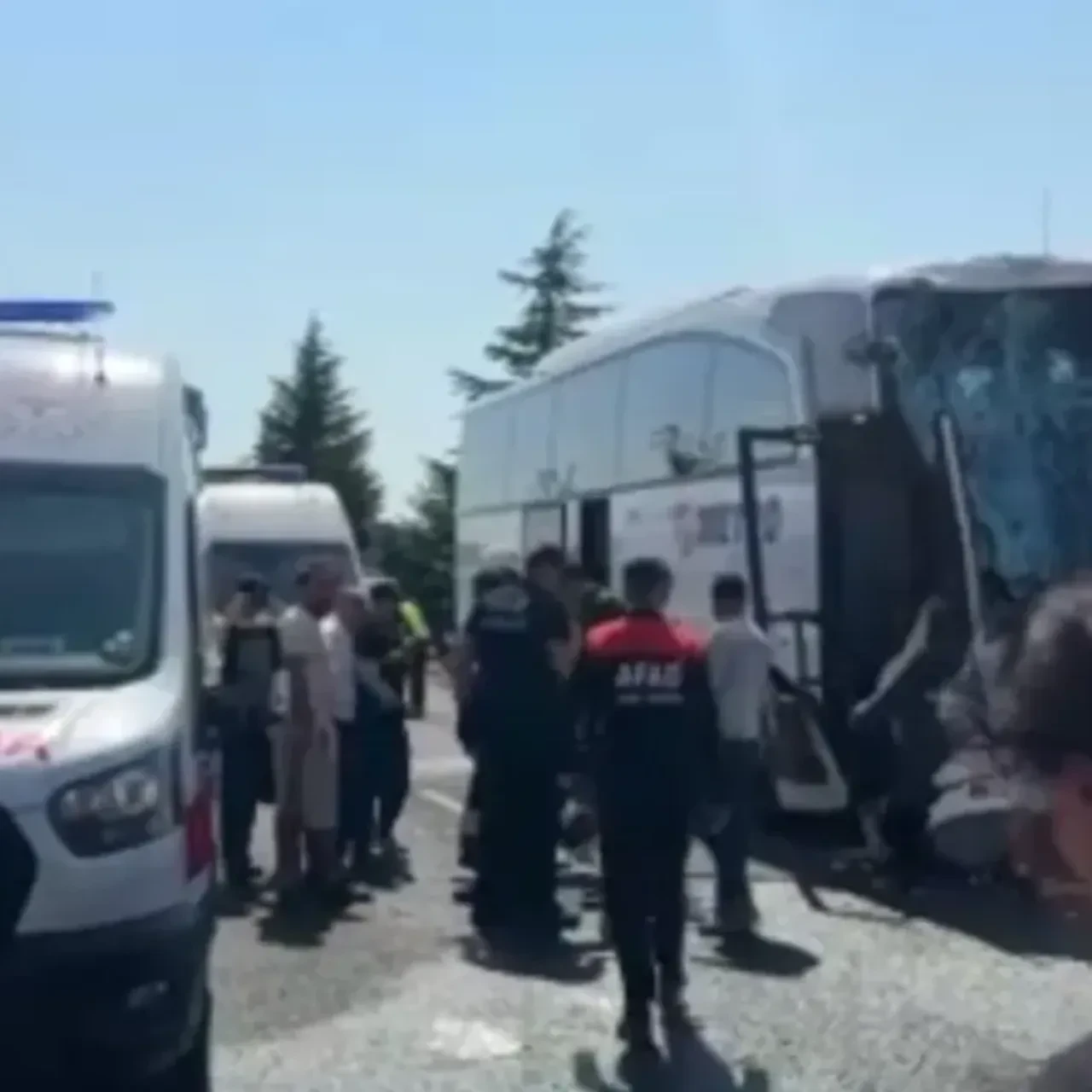 Uşak'ta feci kaza! Yolcu otobüsü kamyona çarptı: Çok sayıda yaralı var