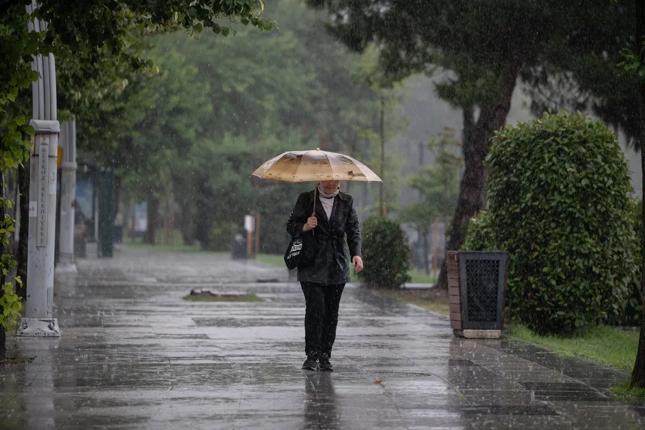 11 Ağustos 2026 hava durumu | Meteoroloji'den kuvvetli sağanak alarmı: İstanbul dahil birçok kente uyarı yapıldı