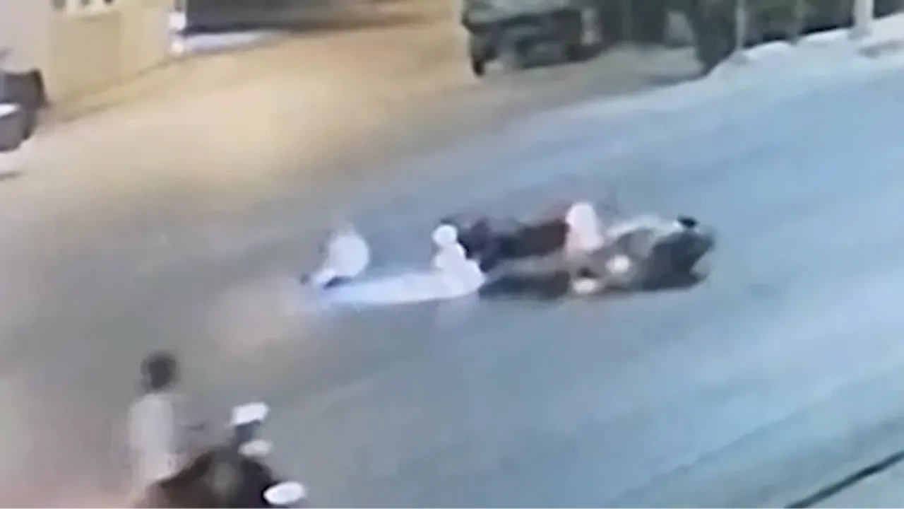 Feci kaza kamerada! Motosikletin çarptığı yaya metrelerce savruldu