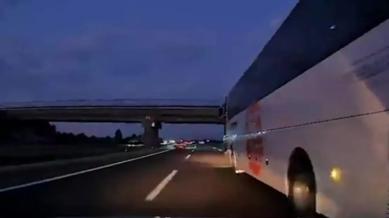 Bolu'da ani şerit değişimi kazaya yol açtı! Korku dolu anlar kameraya yansıdı