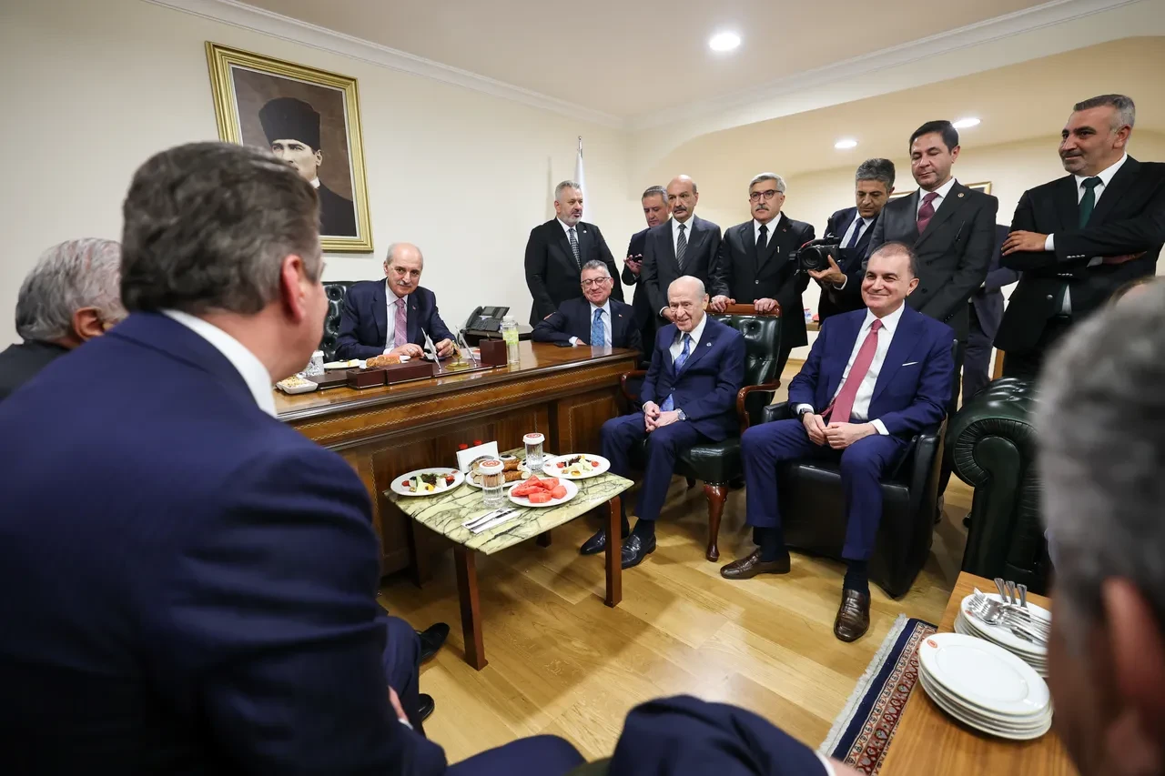 Devlet Bahçeli'den TBMM Başkanı Numan Kurtulmuş'a anlamlı hediye