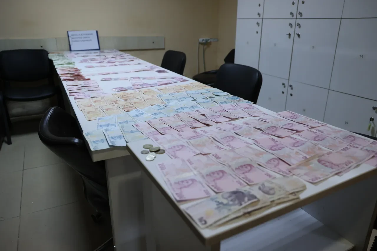 Dilencinin üzerinden çıkan para şaşkına çevirdi: Ekipler saya saya bitiremedi