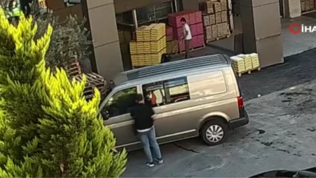 Elini kolunu sallaya sallaya 200 bin TL çaldı! Hırsızlık anı kamerada