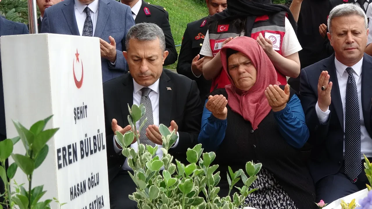 Eren Bülbül şehadetinin 9. yılında kabri başında anıldı