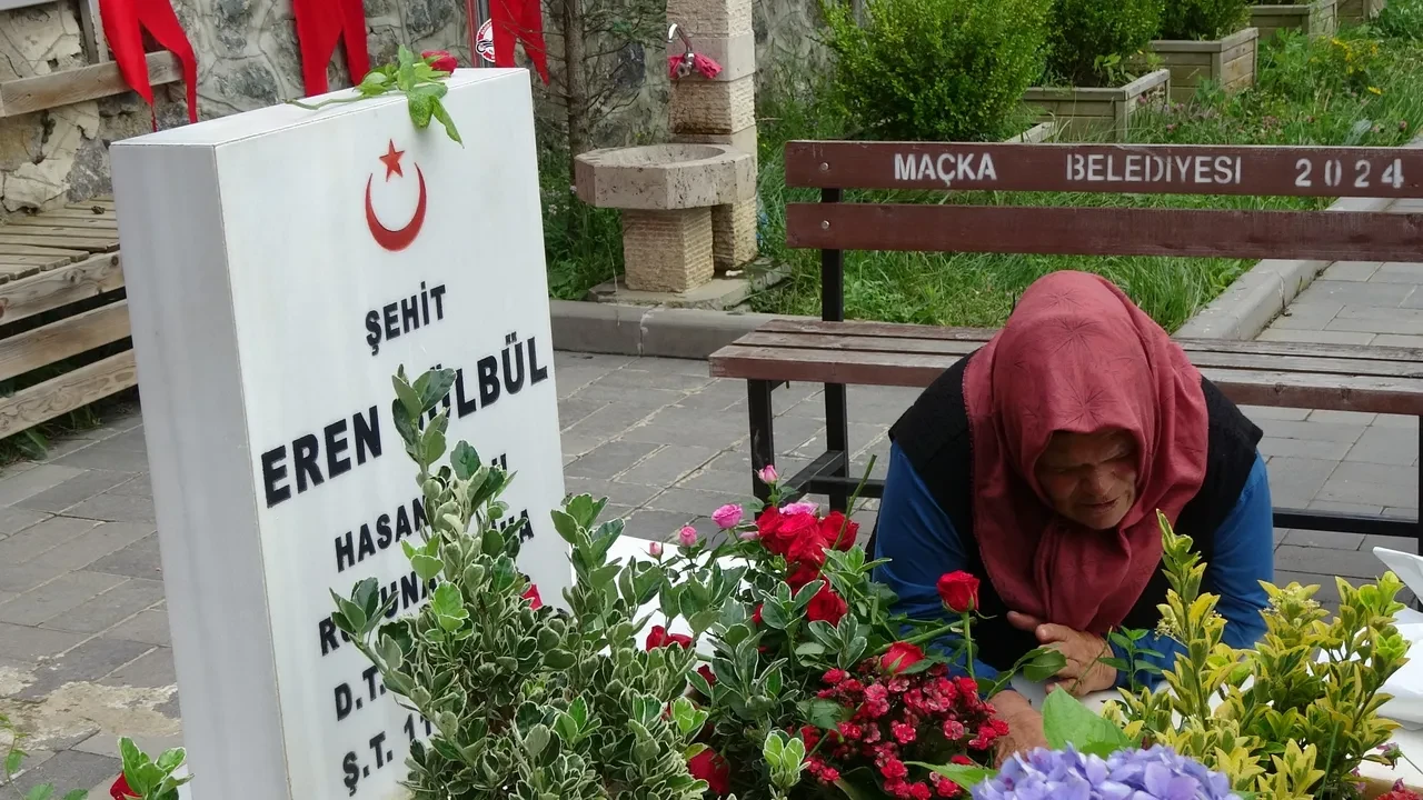 Eren Bülbül şehadetinin 9. yılında kabri başında anıldı