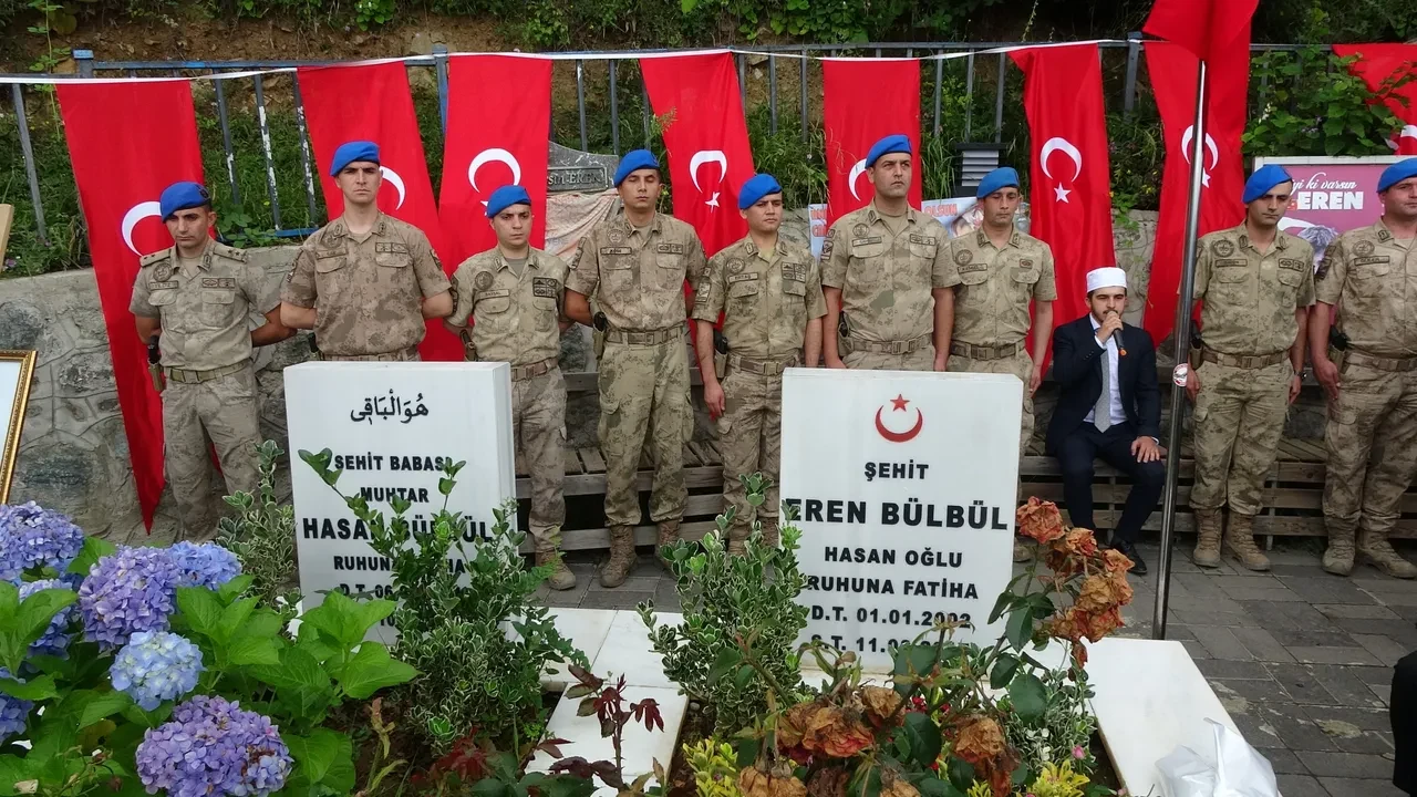 Eren Bülbül şehadetinin 9. yılında kabri başında anıldı