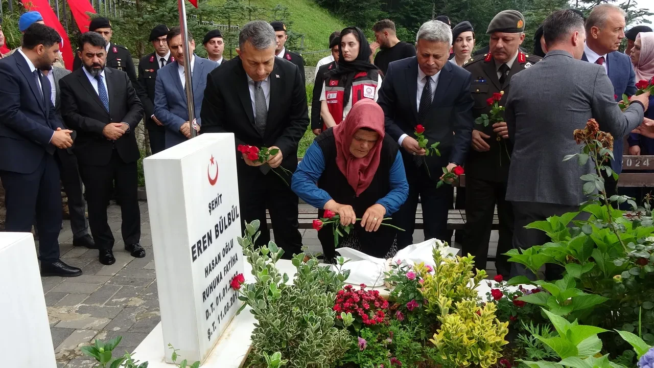 Eren Bülbül şehadetinin 9. yılında kabri başında anıldı