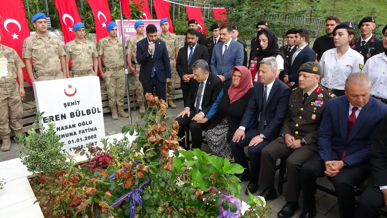 Eren Bülbül şehadetinin 9. yılında kabri başında anıldı