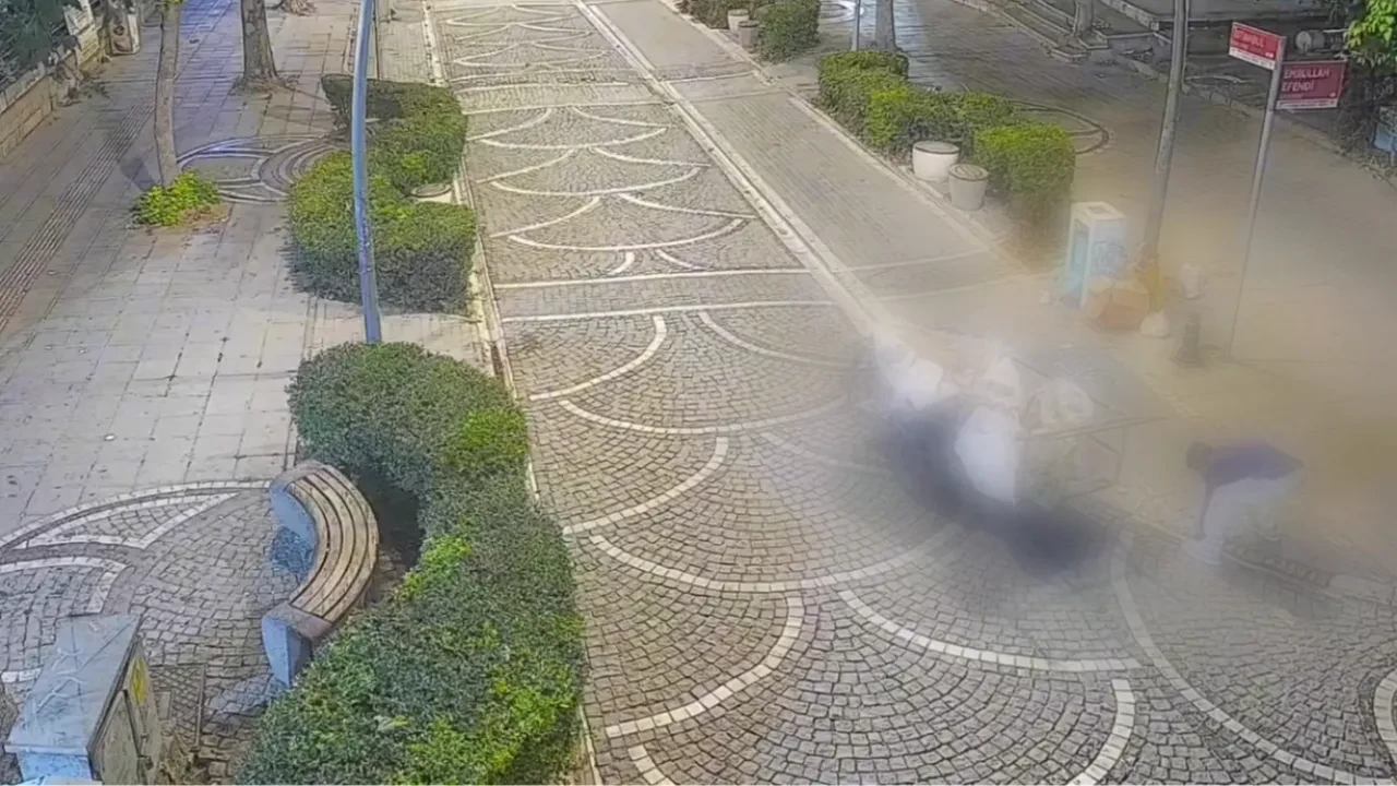Hurda arabasıyla geldi, mazgalları söküp götürdü: O anlar kamerada