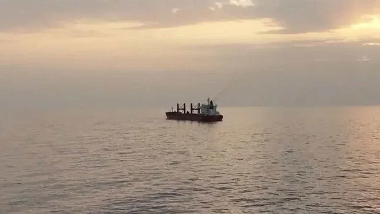 Husiler Babu'l Mendeb Boğazı'nda kargo gemisini vurdu: 6 ölü, 10 yaralı