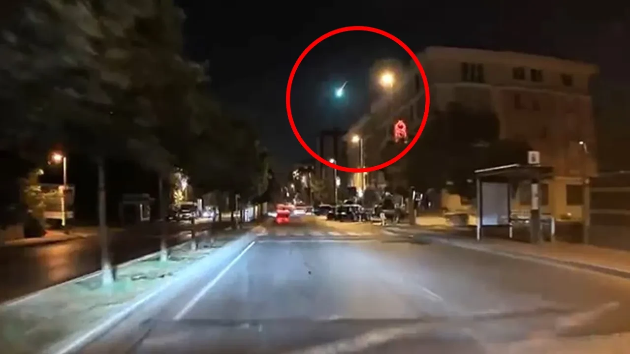 İstanbul semalarında göktaşı düşme anı kamerada