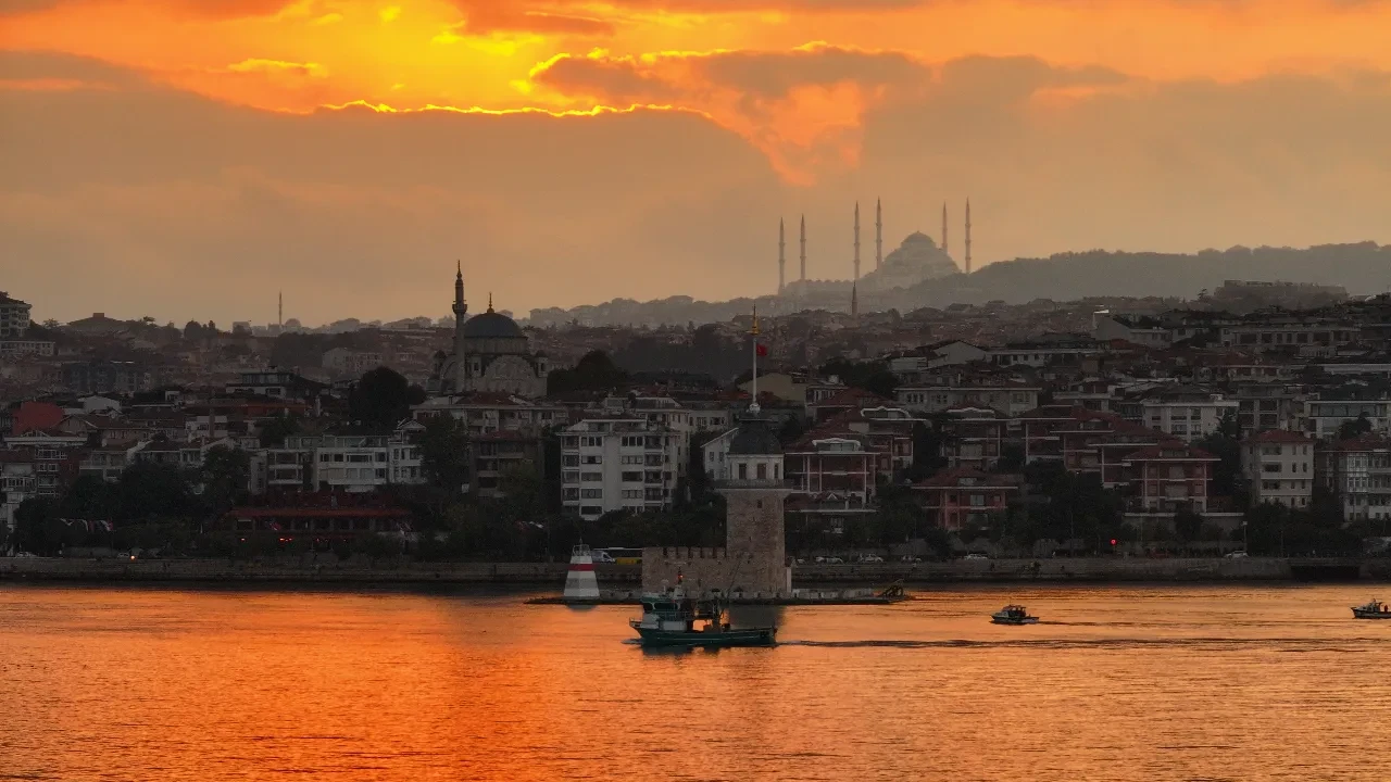 İstanbul'da hayran bırakan gün doğumu! Herkes telefonlara sarıldı