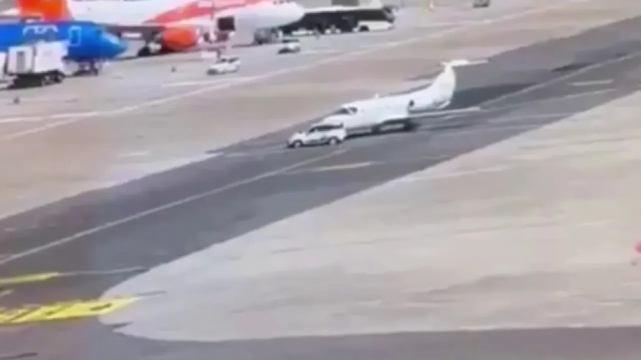 İtalya'da pistteki uçağa araba çarptı