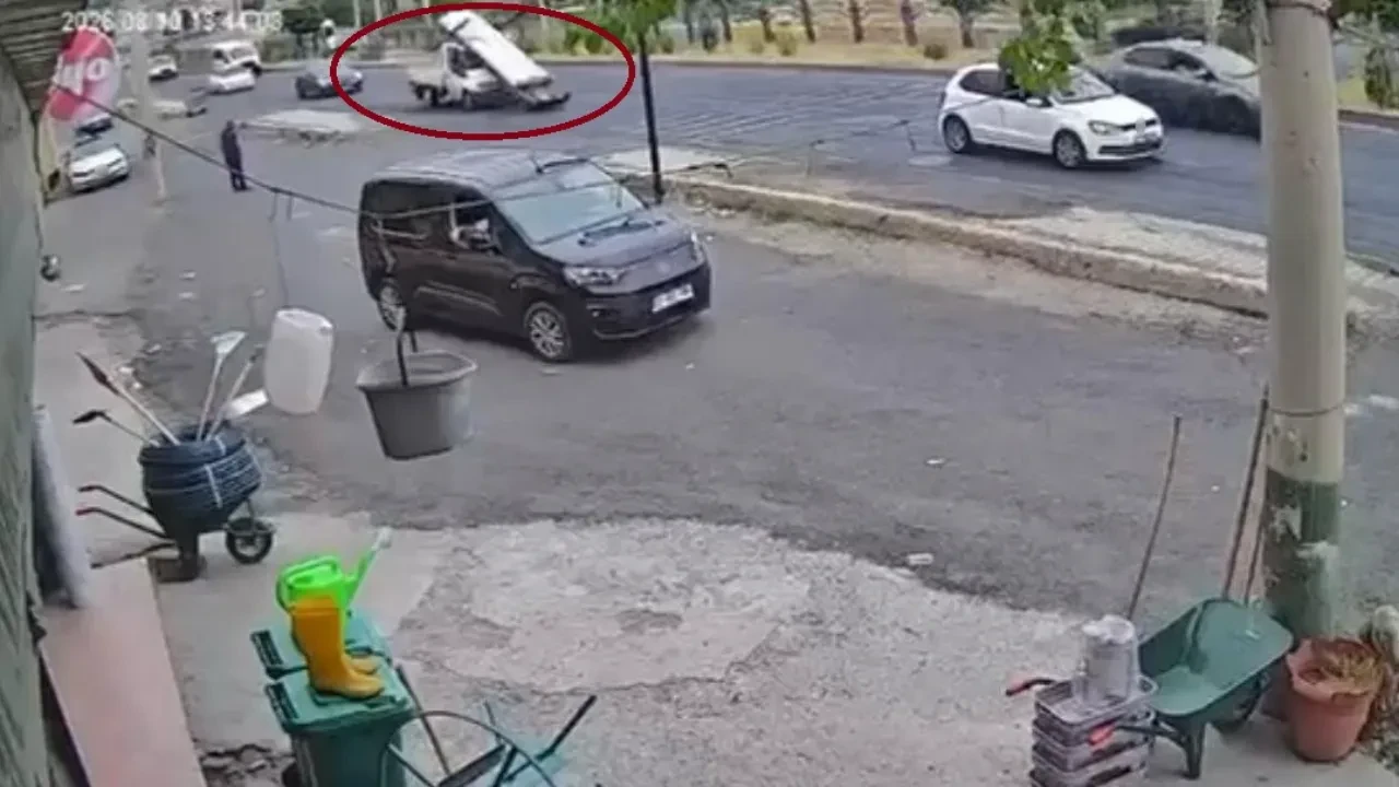Kamyonetin üzerindeki demirler yola saçıldı: O anlar kamerada