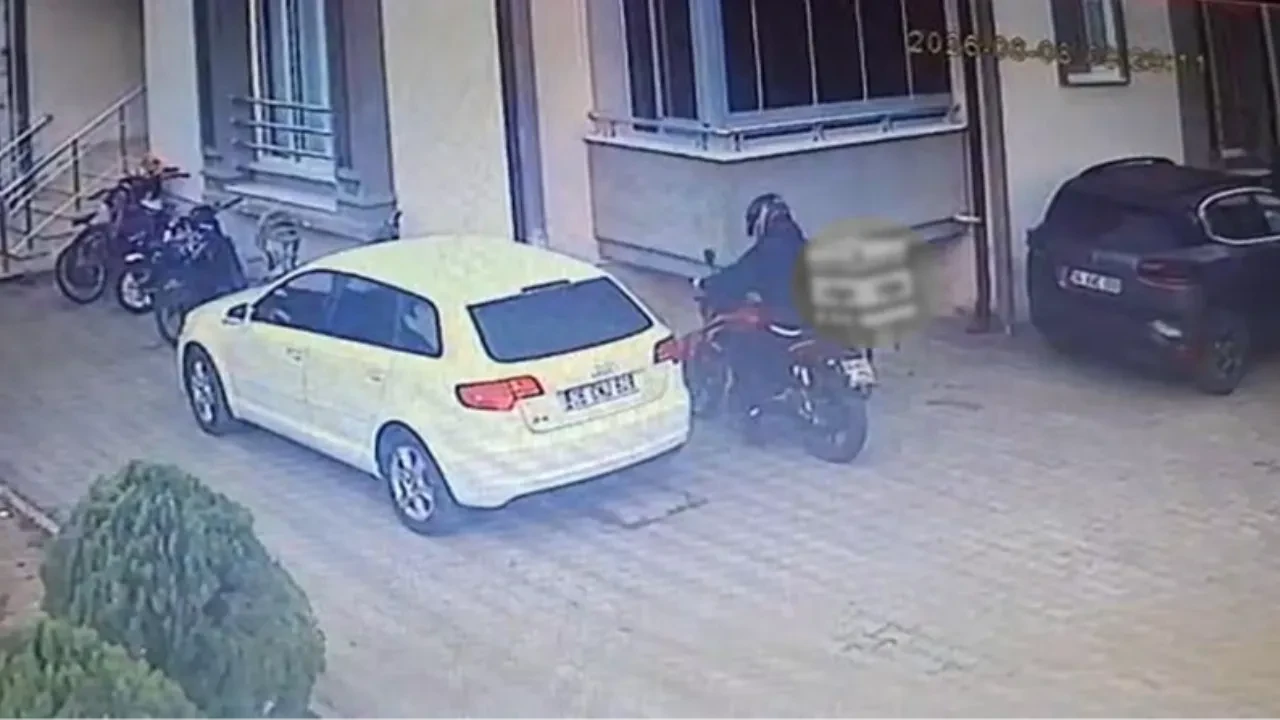 Kaskını taktı, motosikleti sürükleyerek çaldı: O anlar kamerada