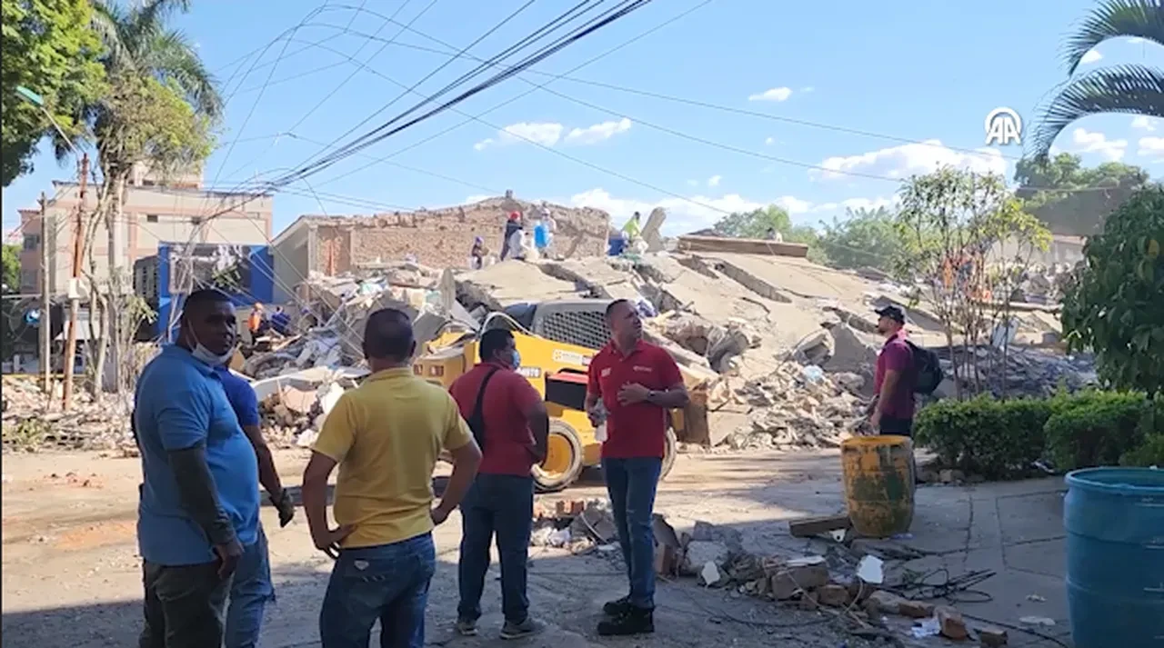 Kolombiya'daki 7,4'lük depremin ardından zamanla yarış: Çıplak elle arama yapıyorlar
