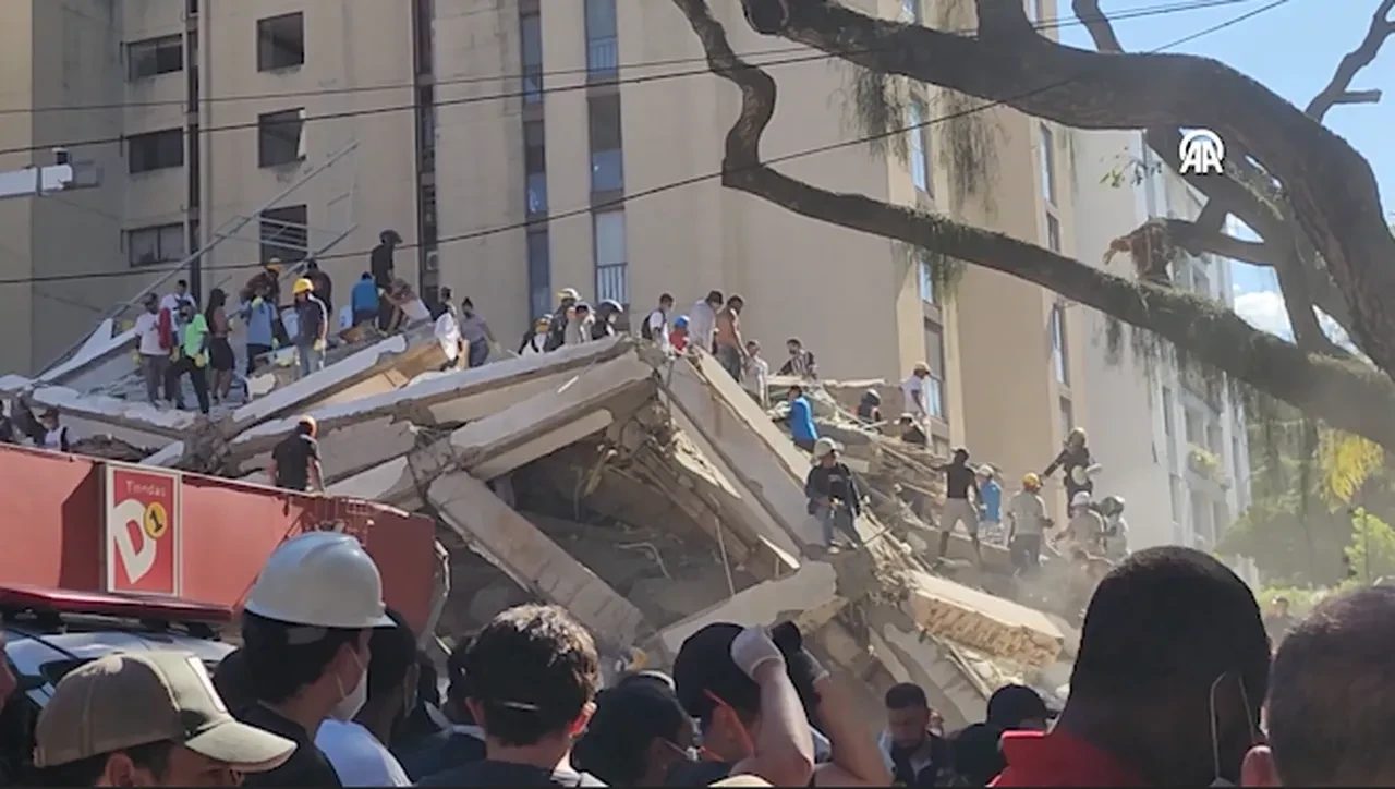 Kolombiya'daki 7,4'lük depremin ardından zamanla yarış: Çıplak elle arama yapıyorlar