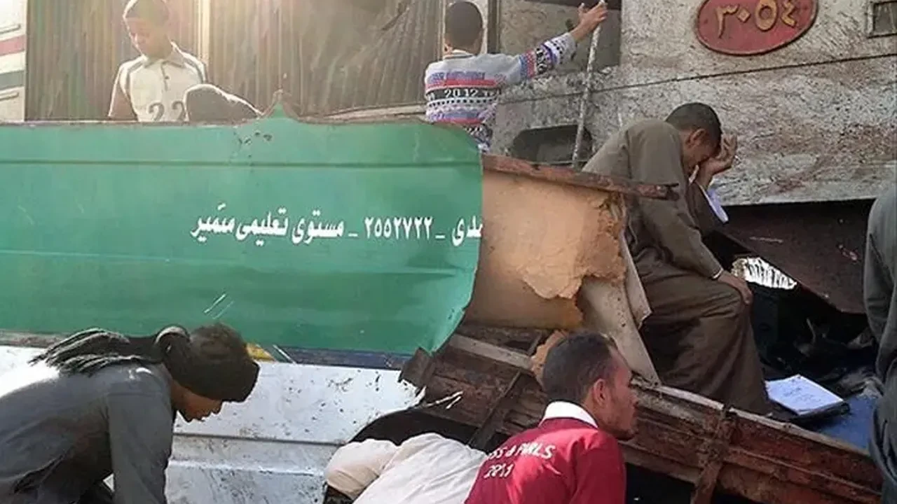Mısır'da işçileri taşıyan kamyonet devrildi: 15 ölü, 32 yaralı