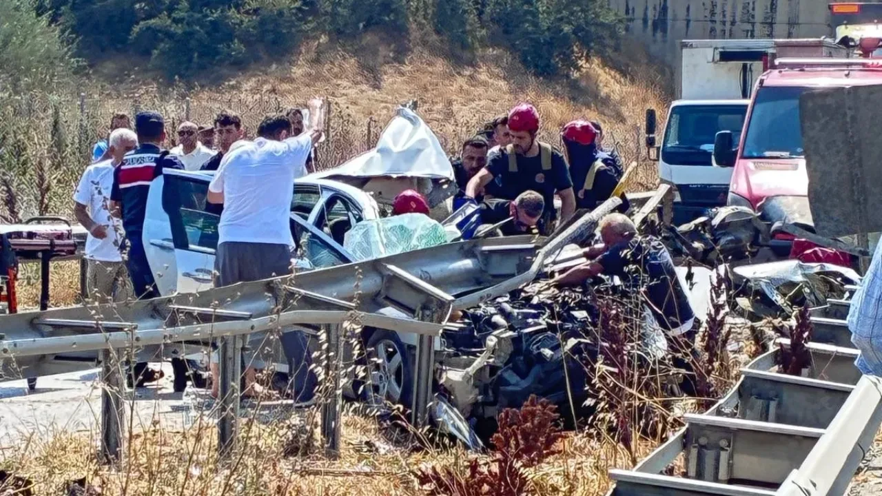 Otomobil bariyerlere ok gibi saplandı! Bursa’da feci kaza