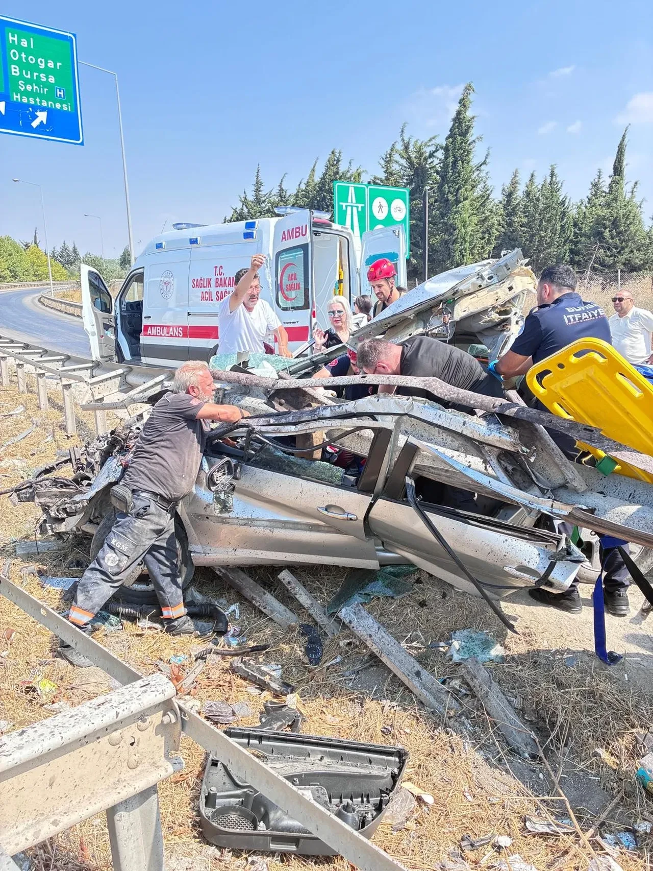 Otomobil bariyerlere ok gibi saplandı! Bursa’da feci kaza
