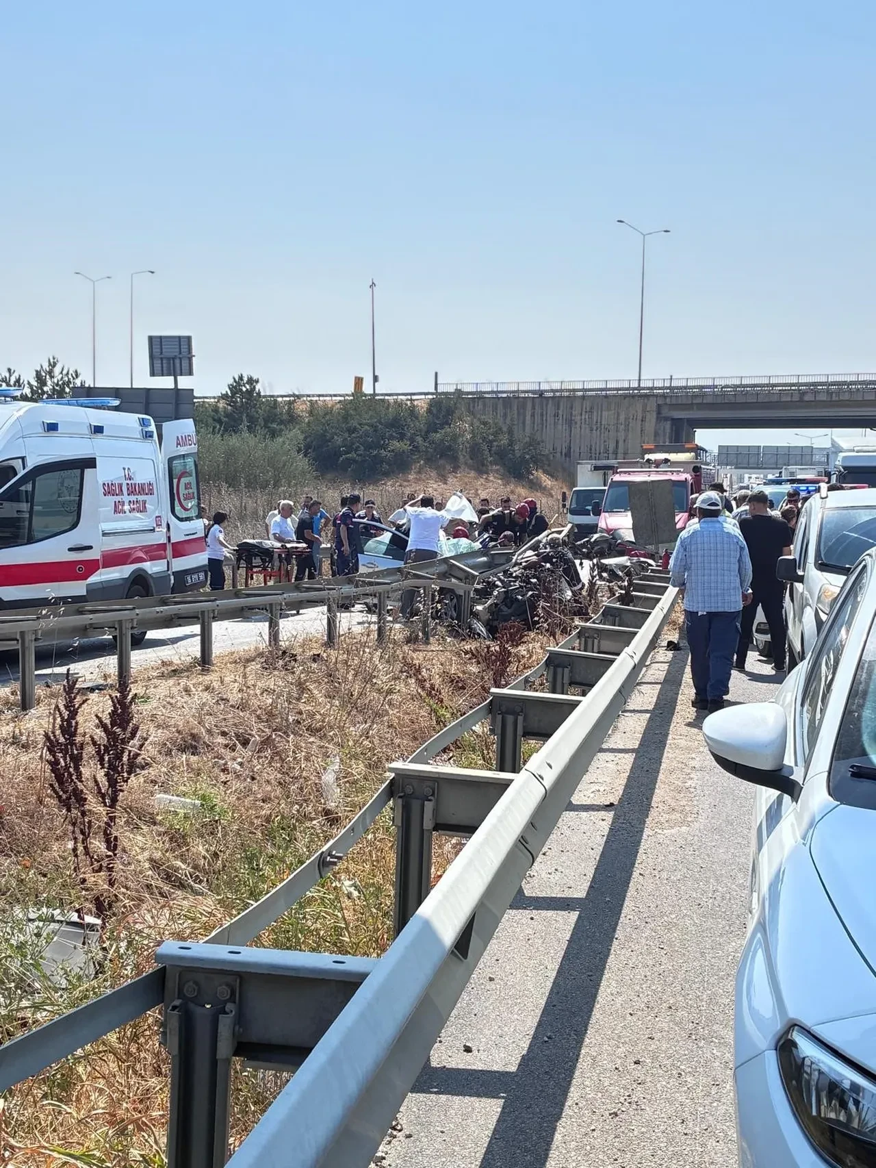 Otomobil bariyerlere ok gibi saplandı! Bursa’da feci kaza