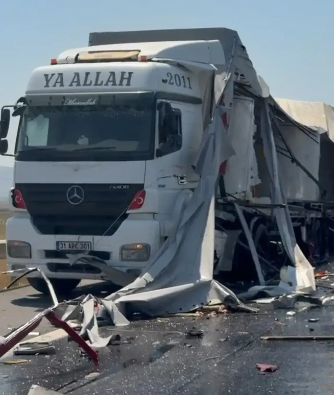 Seyir halindeki tır arızalanınca aniden durdu, kamyon son sürat hızla çarptı