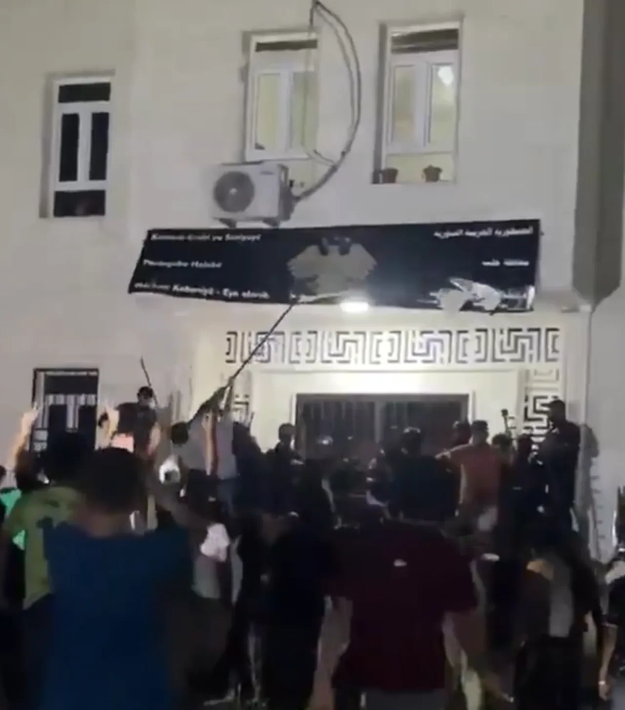 Suriye'de kamu binalarına baskın! Terör örgütü YPG saldırıya geçti