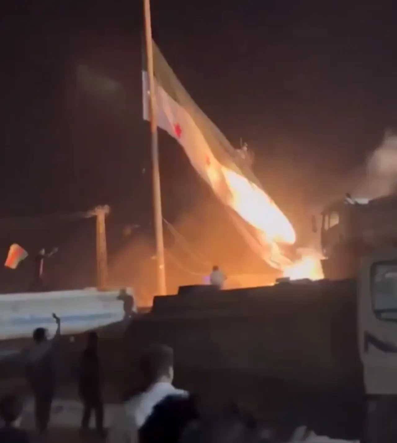 Suriye'de kamu binalarına baskın! Terör örgütü YPG saldırıya geçti