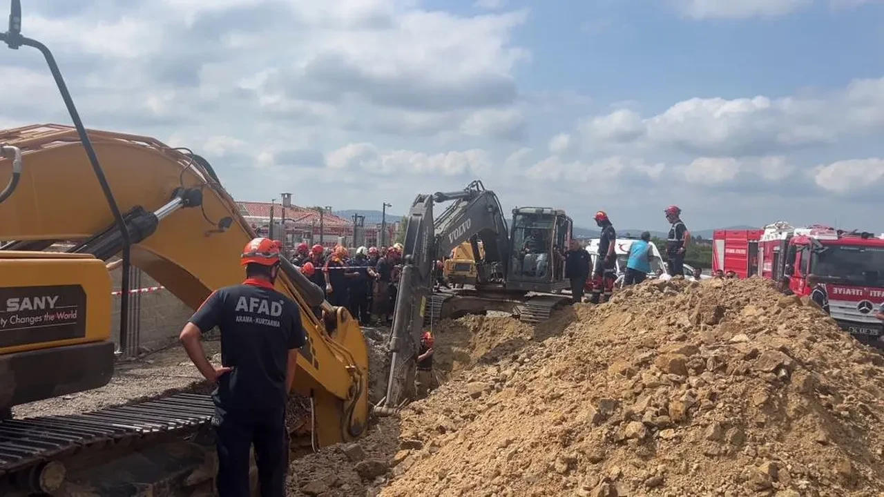 Tuzla'da inşaat alanında göçük! Bir işçi toprak altında kaldı: Çalışmalar sürüyor
