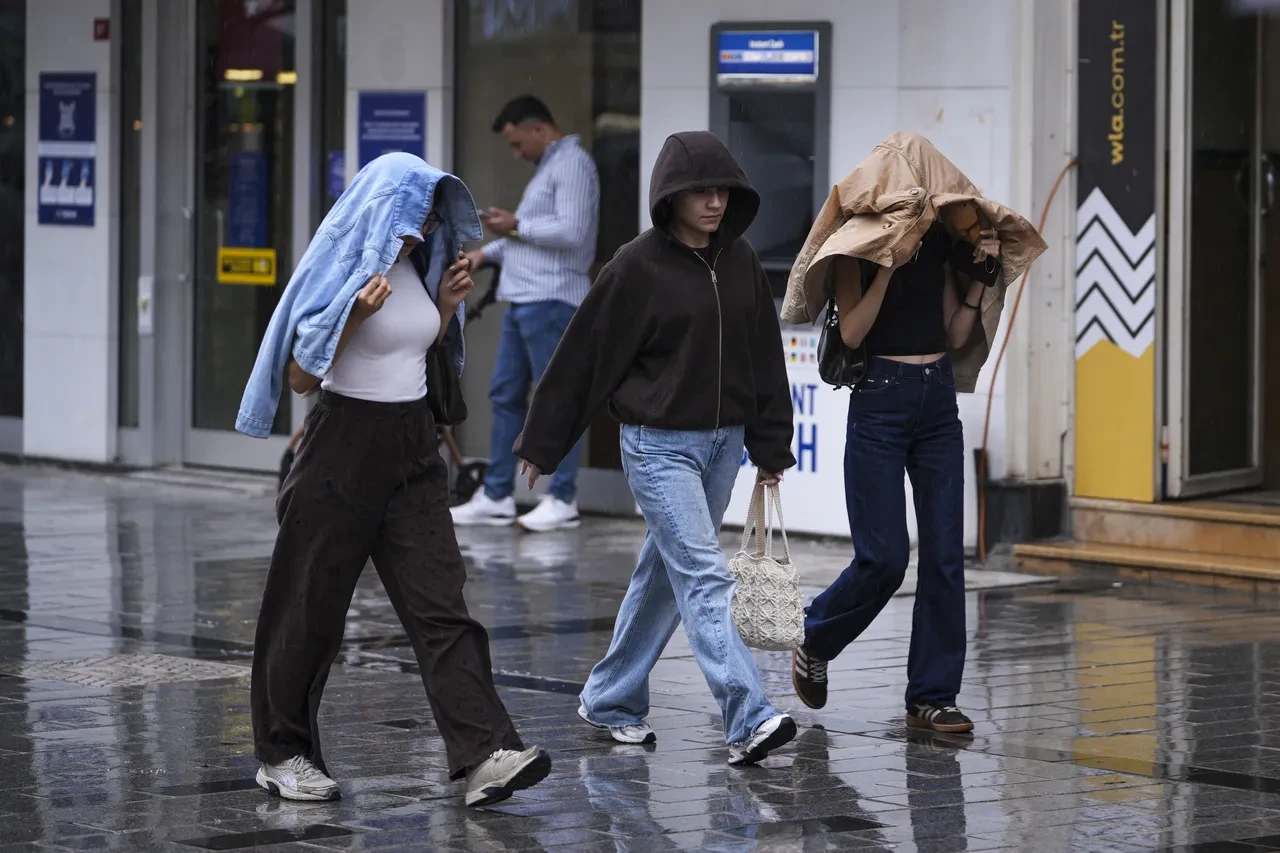12 Ağustos 2026 hava durumu | Meteoroloji'den kuvvetli sağanak uyarısı: Bu illerde yaşayanlar dikkat