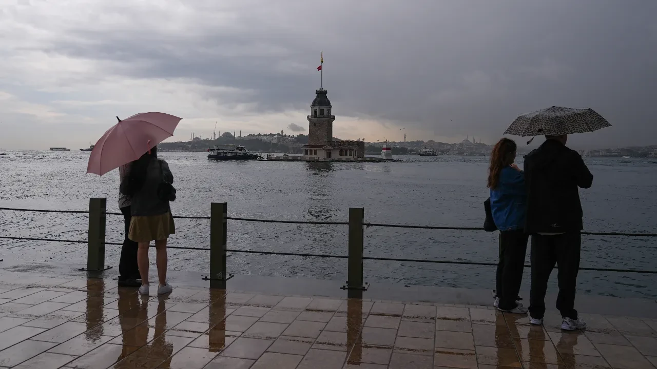 AKOM İstanbul'u gün vererek uyardı! Sağanak yağış ve fırtına geliyor