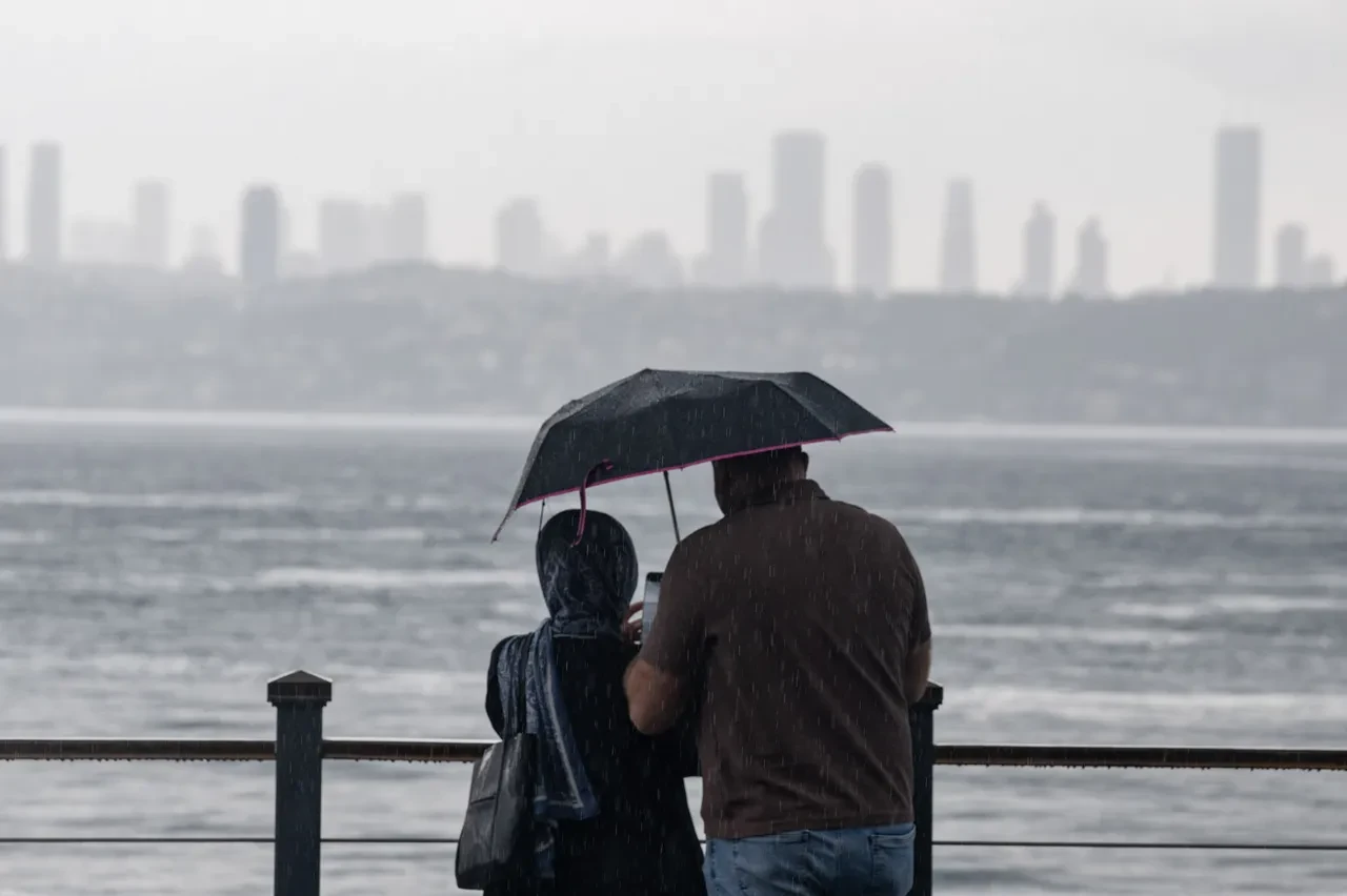 AKOM İstanbul'u gün vererek uyardı! Sağanak yağış ve fırtına geliyor