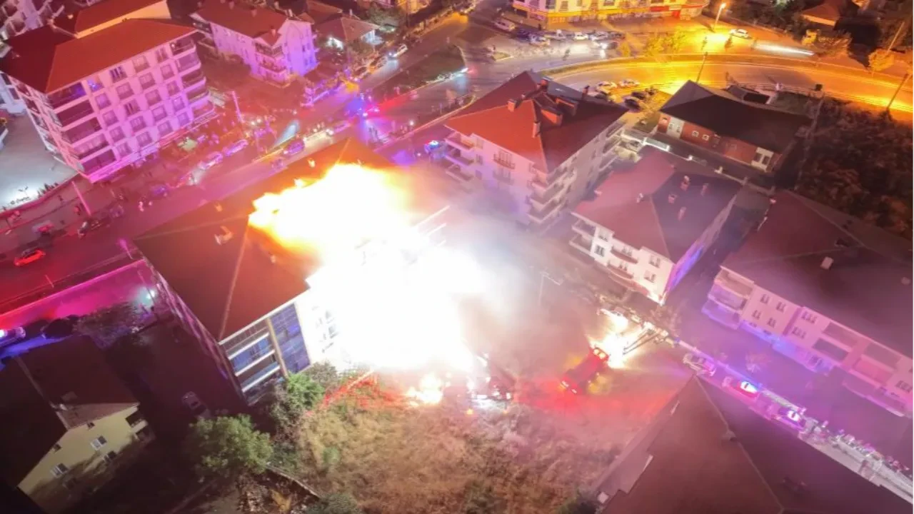 Aksaray'da korku dolu dakikalar saniye saniye kameralara yansıdı: Bodrum katından başladı, çatıya sıçradı