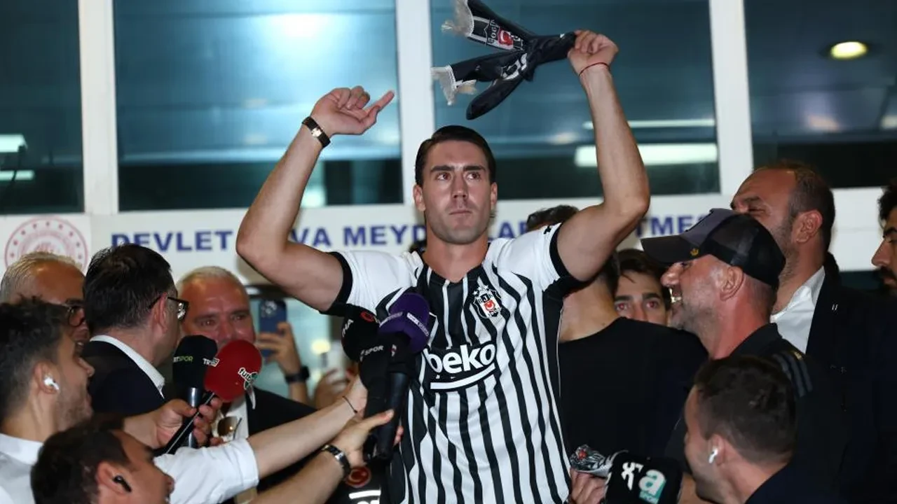 Beşiktaş Dusan Vlahovic'i KAP'a bildirdi! Yıldız oyuncu İstanbul'da