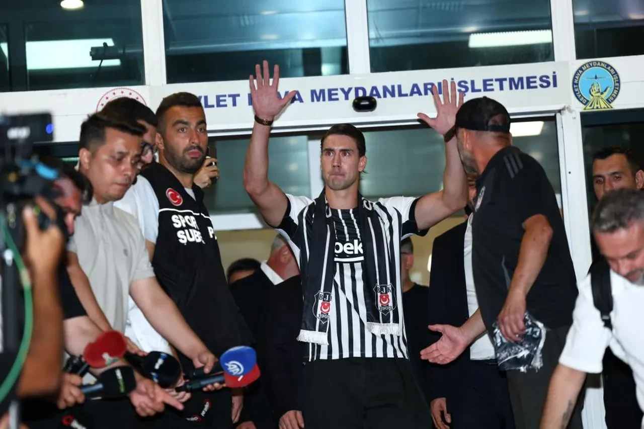 Beşiktaş Dusan Vlahovic'i KAP'a bildirdi! Yıldız oyuncu İstanbul'da