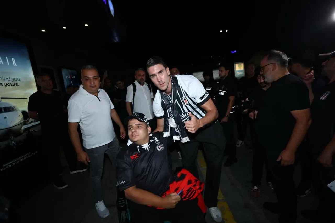 Beşiktaş Dusan Vlahovic'i KAP'a bildirdi! Yıldız oyuncu İstanbul'da