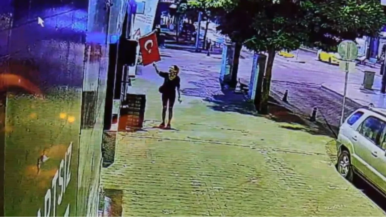 Çantasından çıkardığı çakmakla Türk bayrağını yakmaya kalktı!