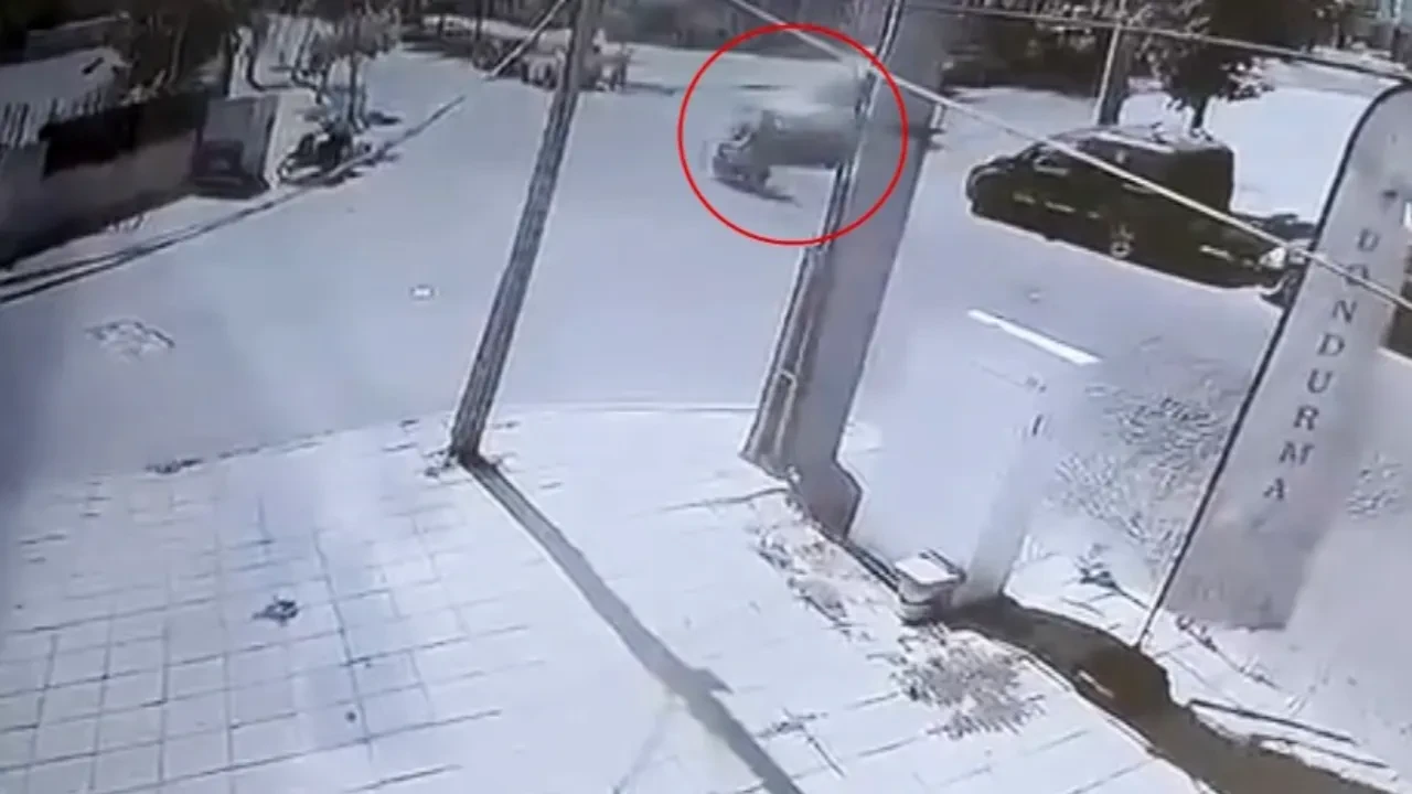 Çorlu’da motosiklet kazası kamerada: 1'i çocuk 2 kişi yaralandı
