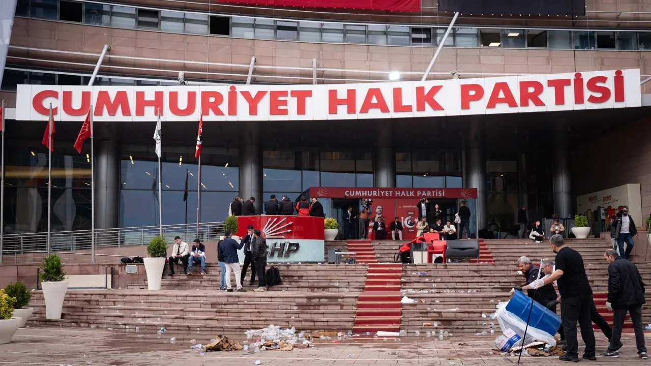 Ekrem İmamoğlu CHP'den istifa etti