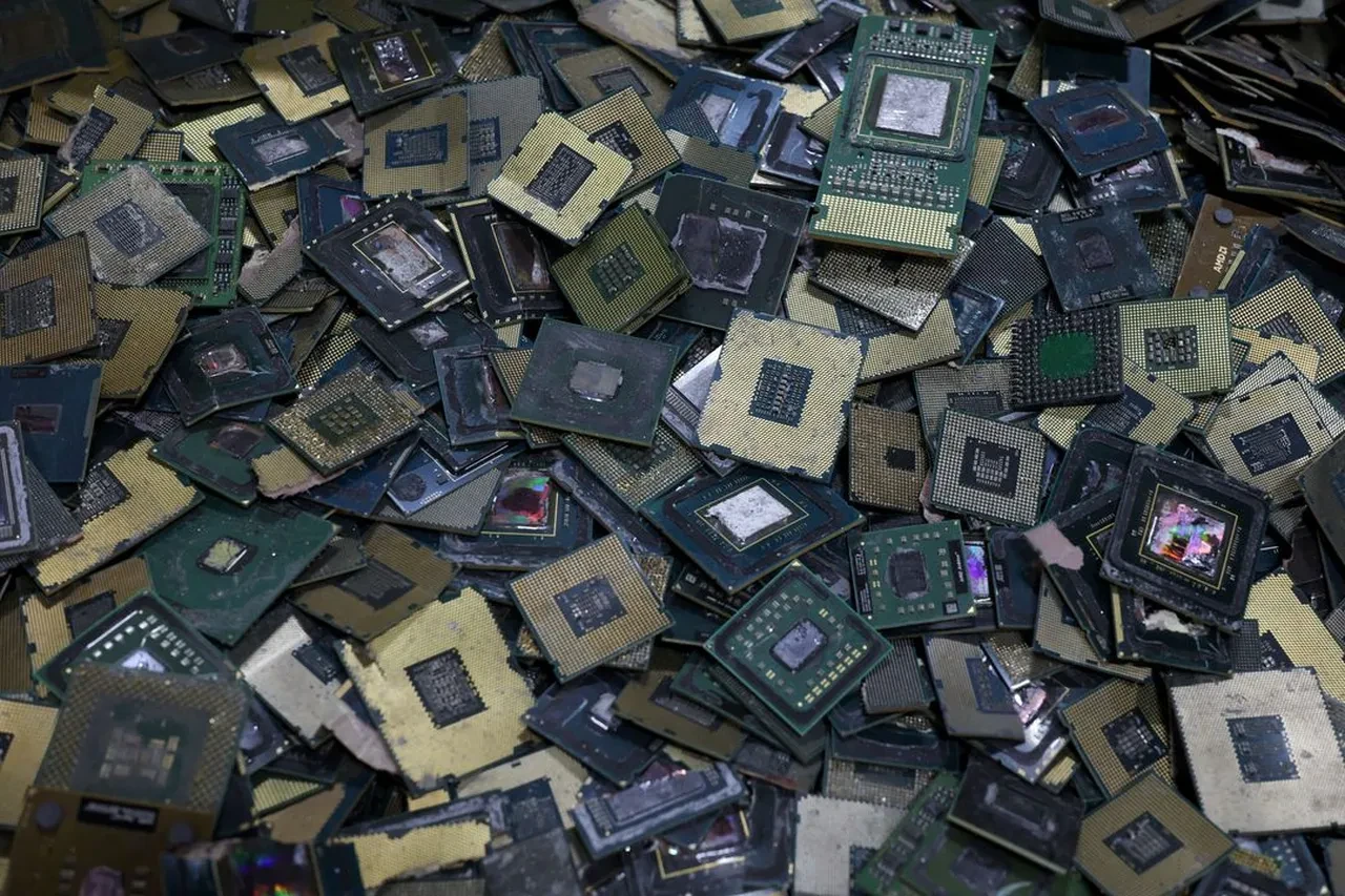 Evinizdeki elektronik çöpler aslında birer maden: Telefonlardan böyle altın çıkarıyorlar