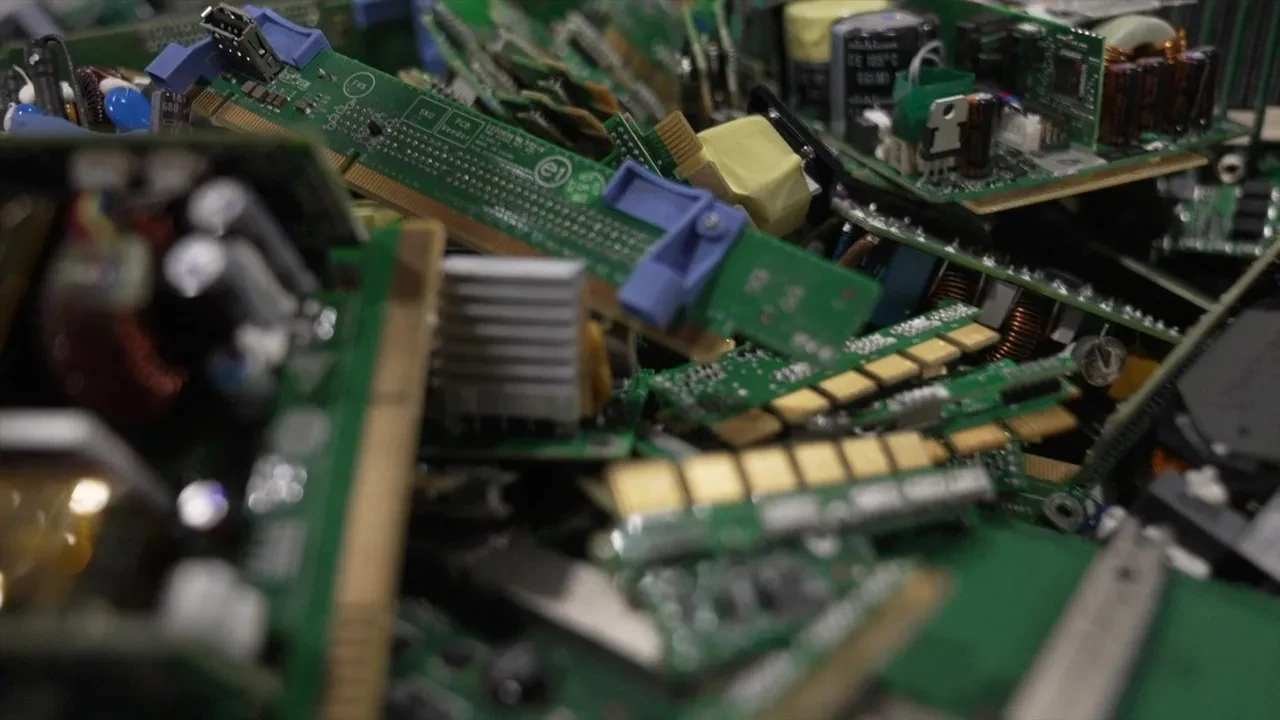 Evinizdeki elektronik çöpler aslında birer maden: Telefonlardan böyle altın çıkarıyorlar