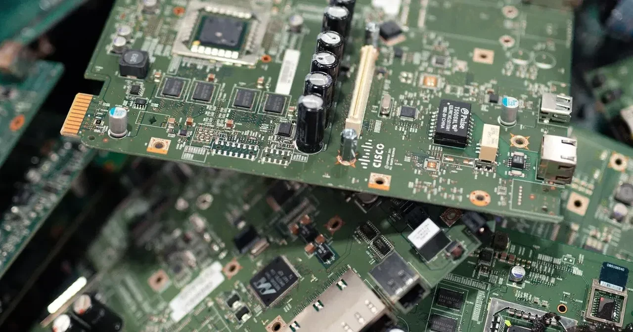 Evinizdeki elektronik çöpler aslında birer maden: Telefonlardan böyle altın çıkarıyorlar