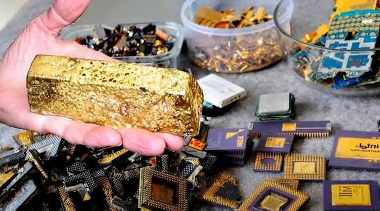 Evinizdeki elektronik çöpler aslında birer maden: Telefonlardan böyle altın çıkarıyorlar
